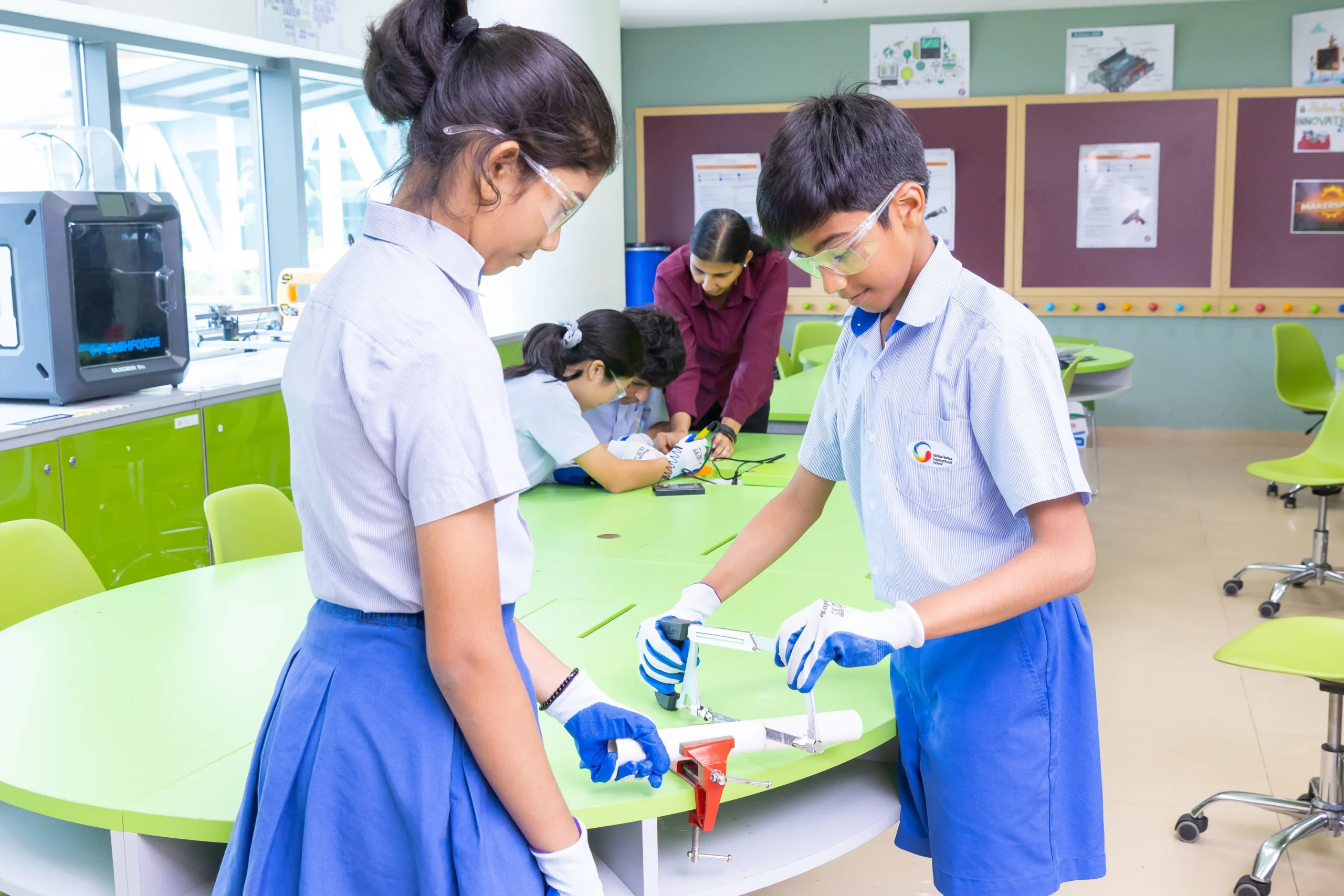 Advantages of Technology in Education: The Pros and Cons Schools Must Solve – A Research-Led Guide for Parents and Educators
